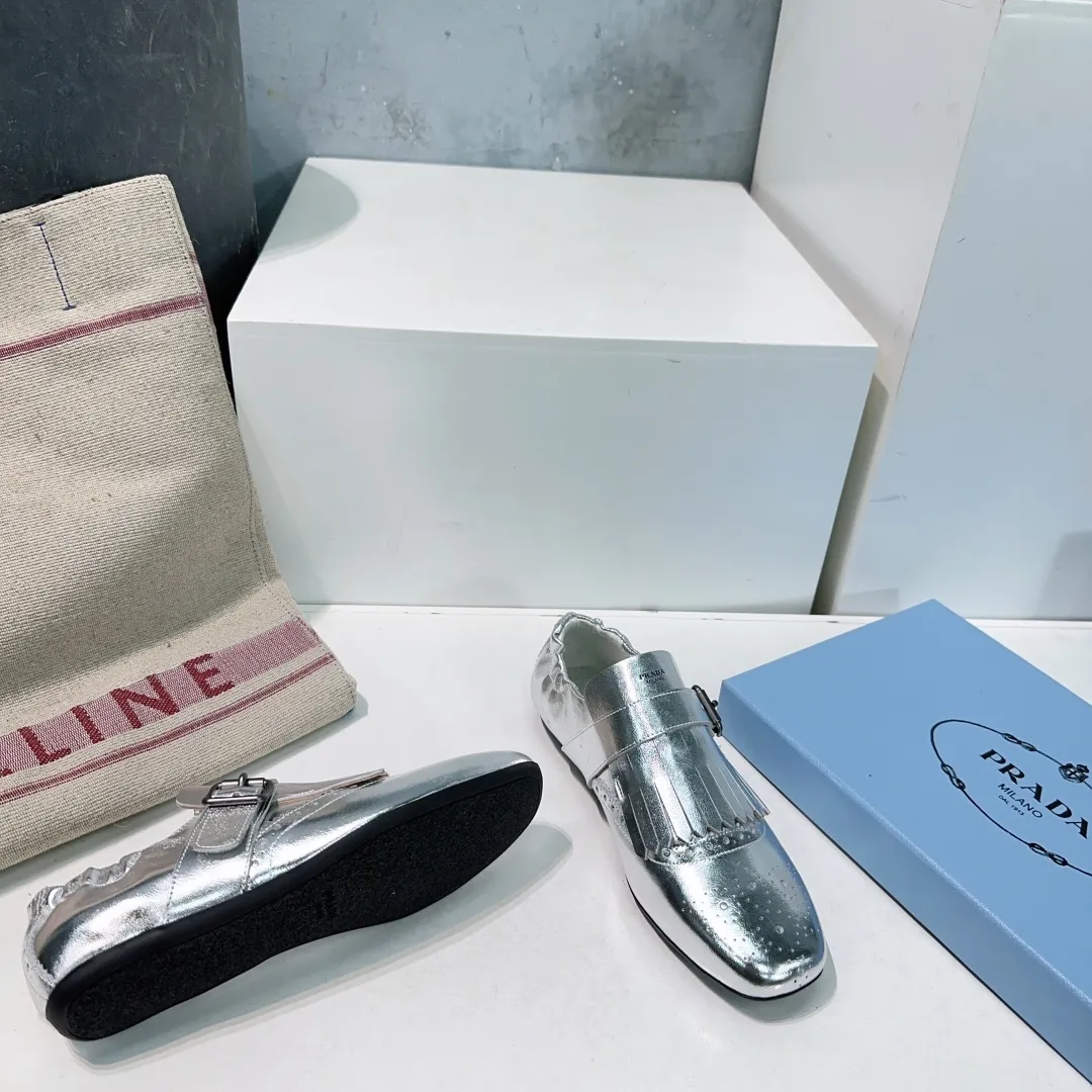 👟👟Ex-factory price 580👟👟! Prada 25 spring and summer catwalk new brogue carved tassel retro loafers and slippers series 🔥 🌟🌟🌟This shoe deliberately presents a classic and retro style, with both masculine temperament and feminine style, forming a binary contrast, highlighting the iconic style of the Prada series. The tassels are crafted using special craftsmanship, and details such as buckles and brogue patterns reveal traditional charm. An unconventional and surprising reinterpretation, the shoe is re-launched in a more fashionable design. The upper is made of imported calfskin, the lining is sheepskin, and the original molded rubber sole. Number of yards: 35-40 (40 pieces are non-refundable). Comes with original packaging.